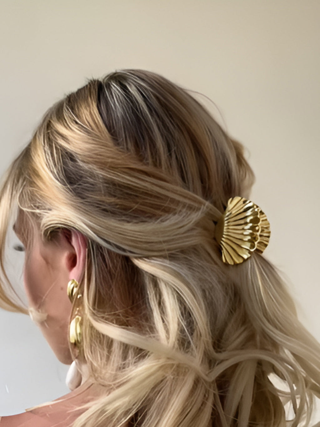 Golden Shell Hair Claw