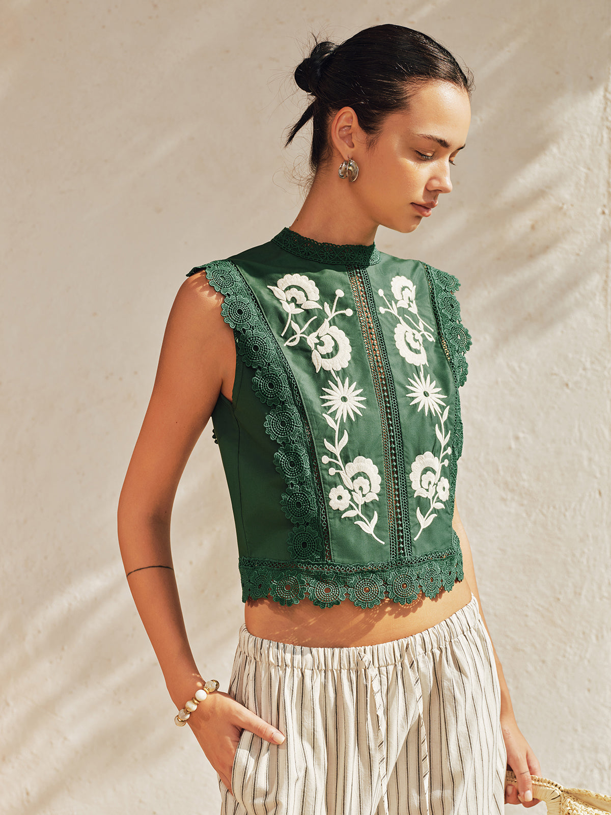 Floral Embroidery Lace Trim Sleeveless Blouse