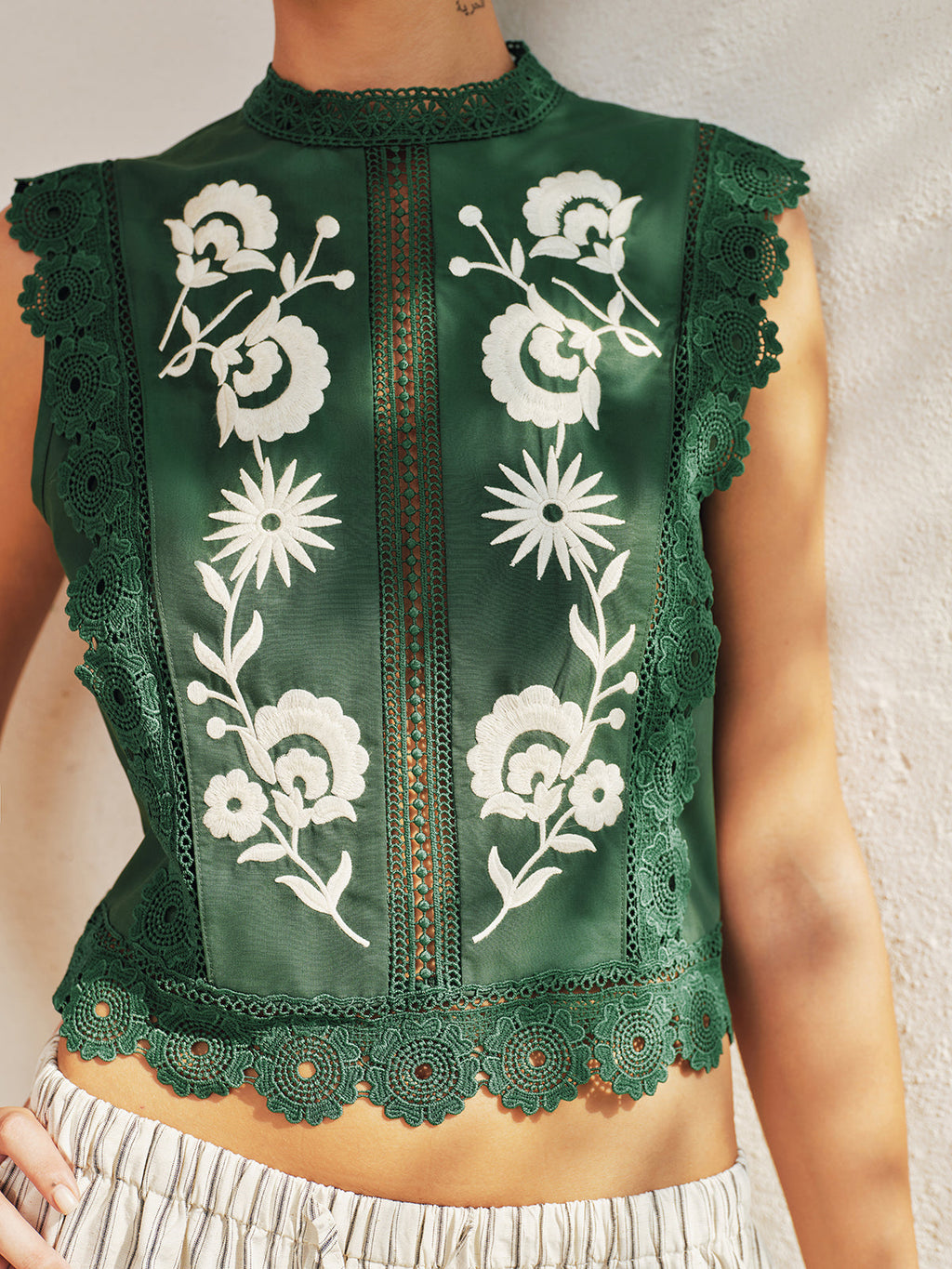 Floral Embroidery Lace Trim Sleeveless Blouse