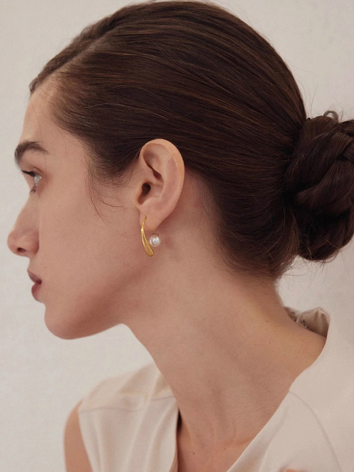 Curved Metal Bar Pearl Drop Earrings