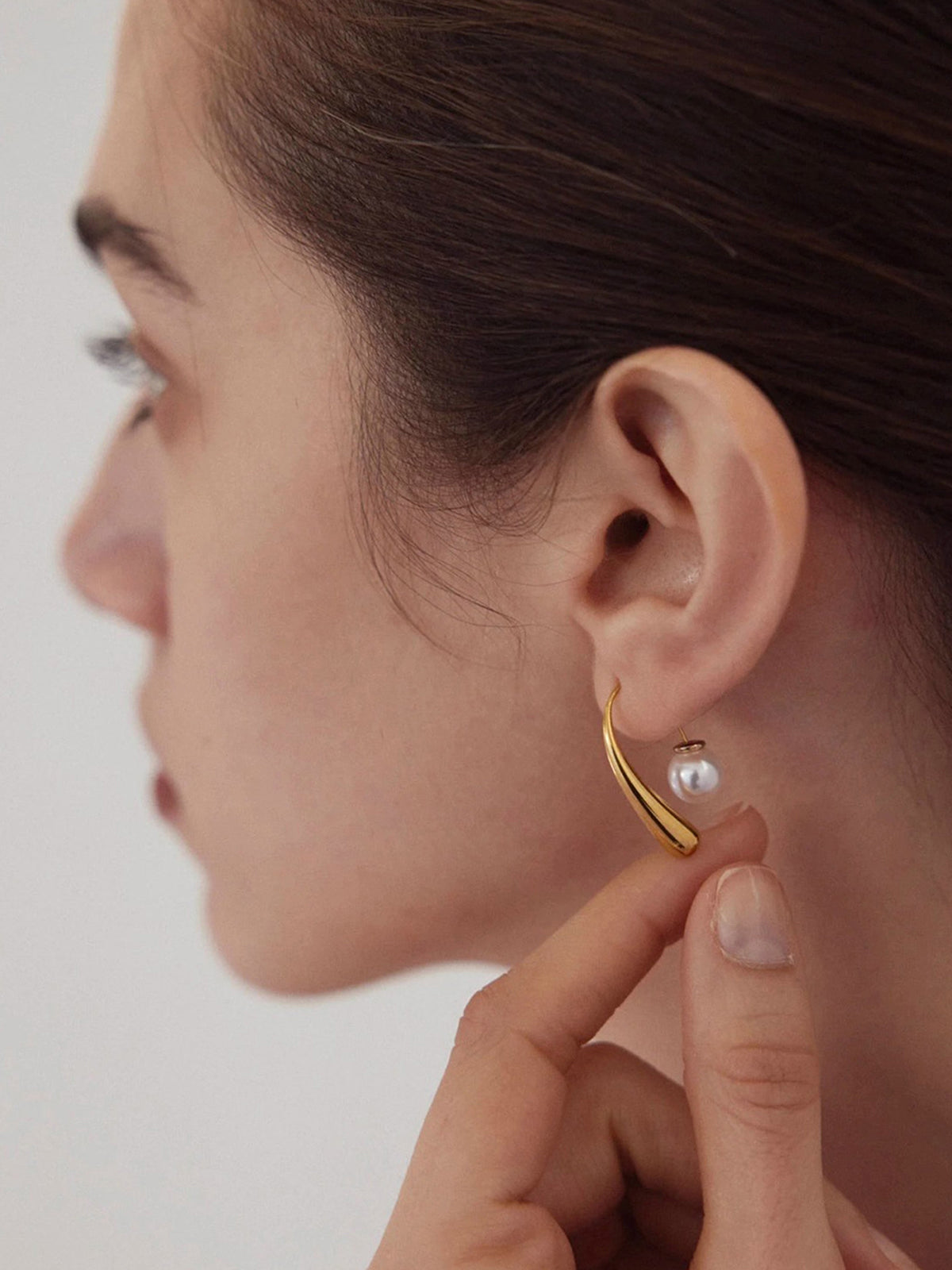Curved Metal Bar Pearl Drop Earrings