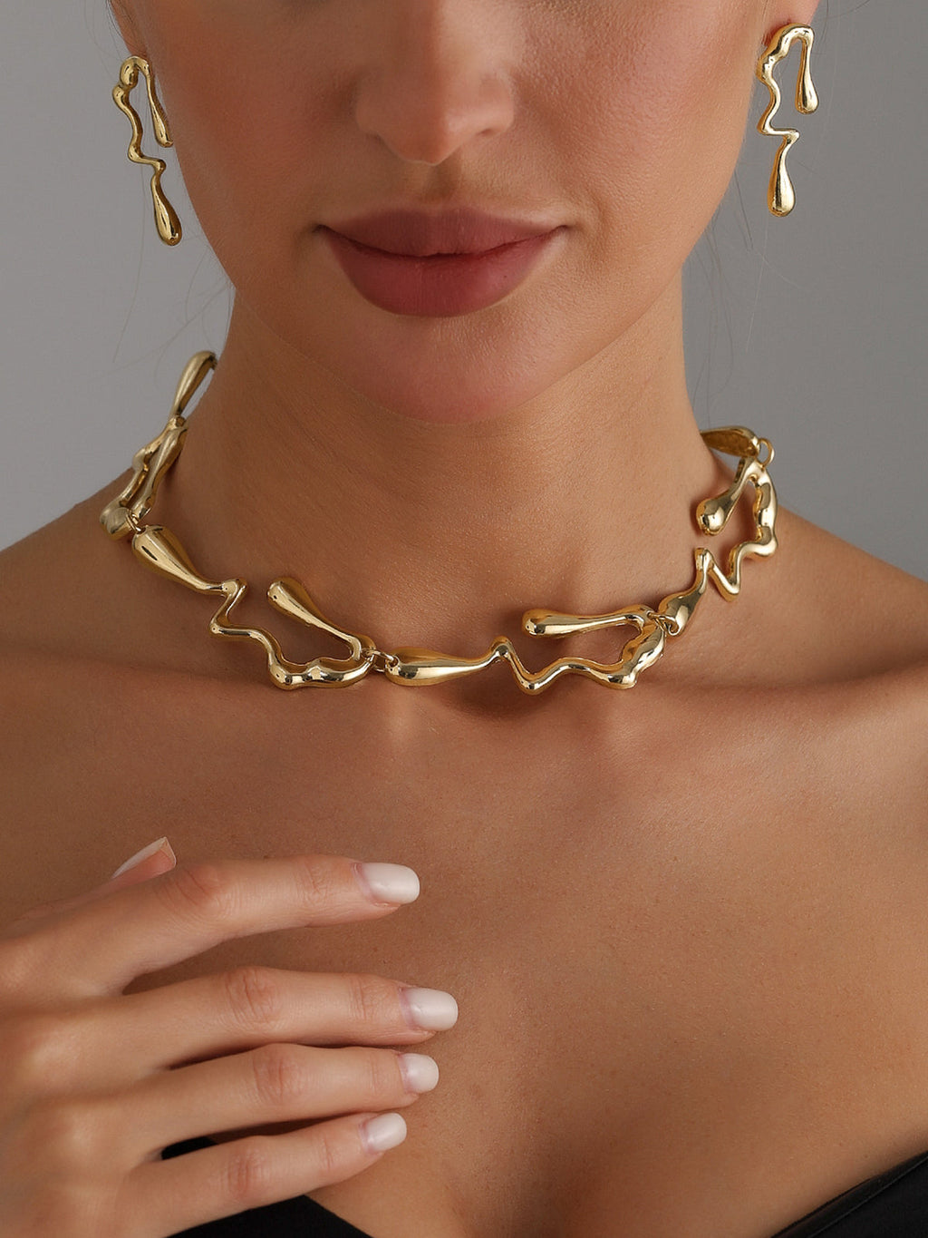 Irregular Fluid Sculpted Choker Necklace