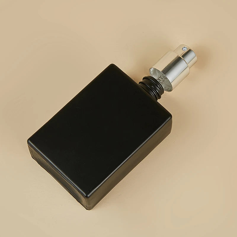 50ml  Black White Square Glass Spray Perfume Bottle Cosmetic Packaging Empty Bottles Can Be Filled in Perfume Bottles