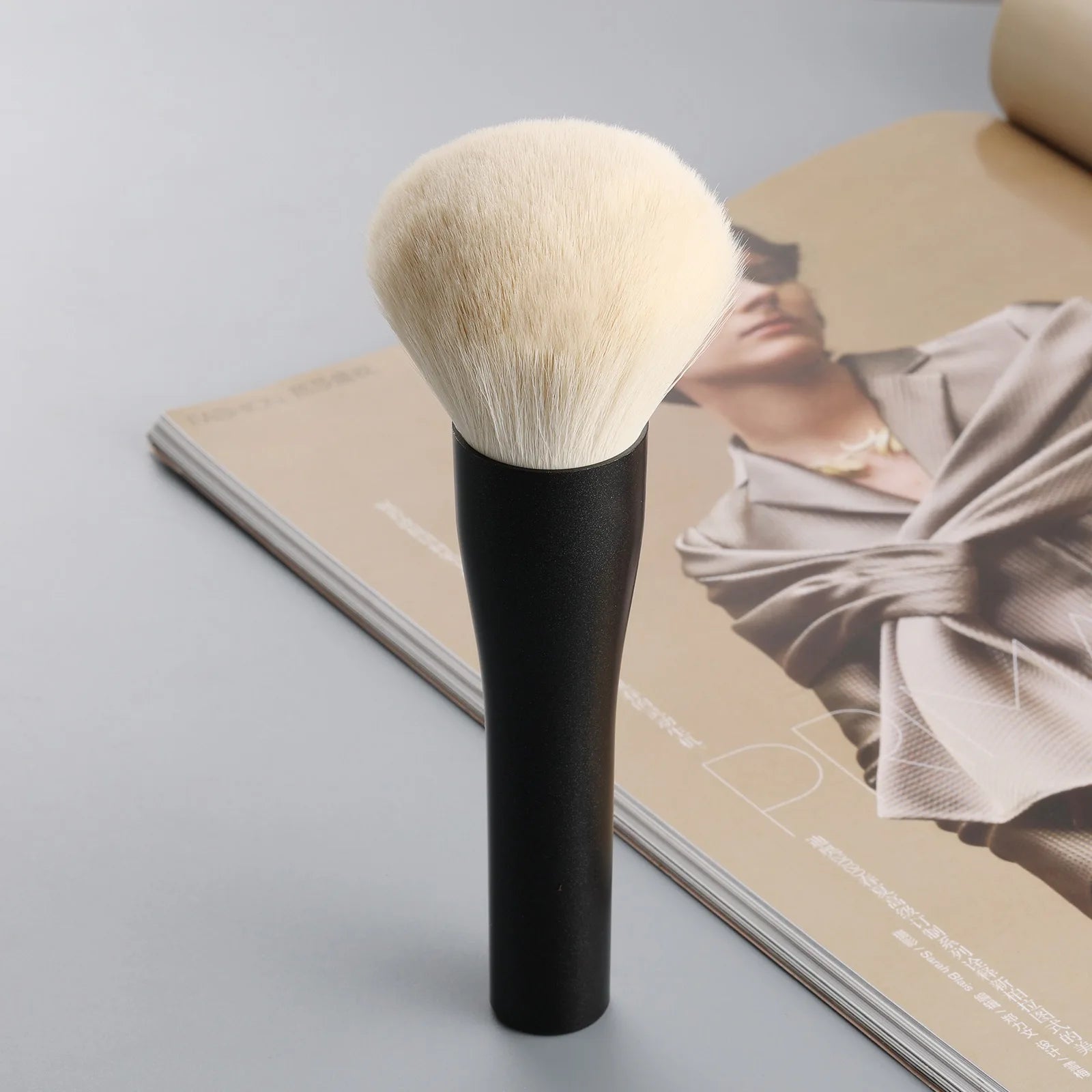Single Large Powder Brush Professional Soft Synthetic Bristles Gentle For All Skin Types Ideal For Setting Powder Daily Makeup